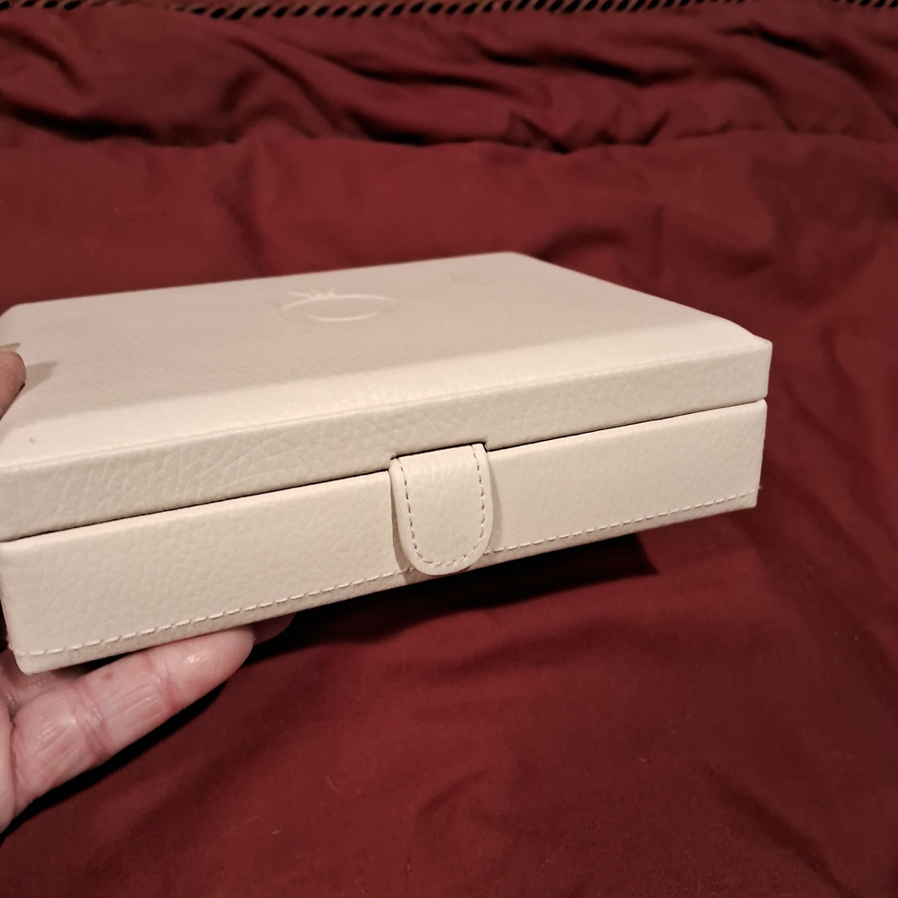 Pandora Cream and Black Leather Exterior Jewelry Box - Picture 4 of 9